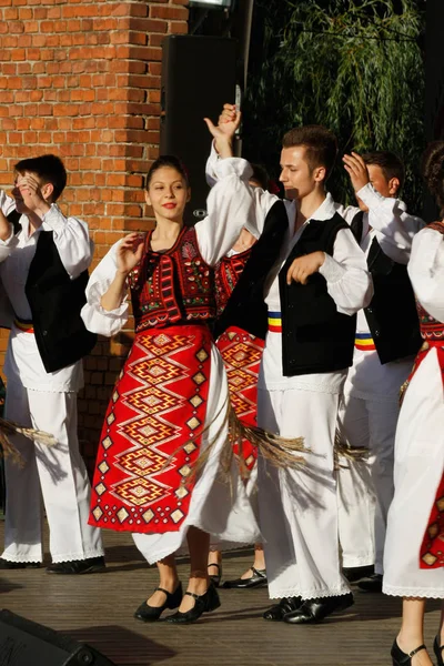 TIMISOARA, ROUMANIE 12. 10.2014 Danseurs roumains en costume traditionnel, effectuer une danse traditionnelle folkore . — Photo