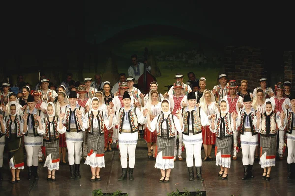 TIMISOARA, ROMÉNIA 12. 10.2014 Dançarinos romenos em traje tradicional, executar uma dança folclórica tradicional . — Fotografia de Stock