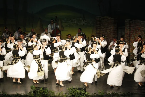 TIMISOARA, RUMANÍA-12. 10.2014 Bailarines rumanos en traje tradicional, realizan una danza tradicional folclórica . — Foto de Stock