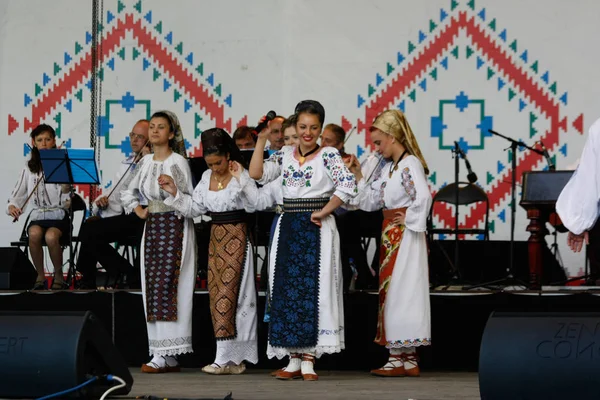 TIMISOARA, ROMANIA- 12. 10.2014 Romanian dancers in traditional costume, perform a folkore traditional dance. — 스톡 사진