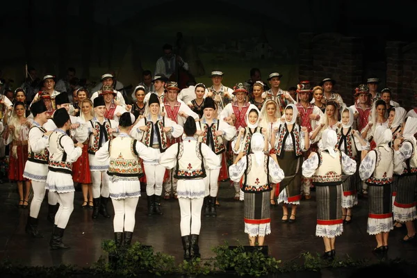 TIMISOARA, ROMÉNIA 12. 10.2014 Dançarinos romenos em traje tradicional, executar uma dança folclórica tradicional . Imagem De Stock