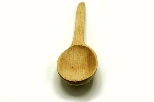 Utensilios de cocina de madera sobre fondo blanco. Cuchara artesanal de madera . —  Fotos de Stock