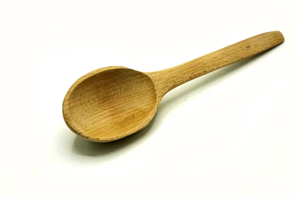 Drewniane naczynia kuchenne na białym tle. Ręcznie robiona drewniana łyżka. — Zdjęcie stockowe