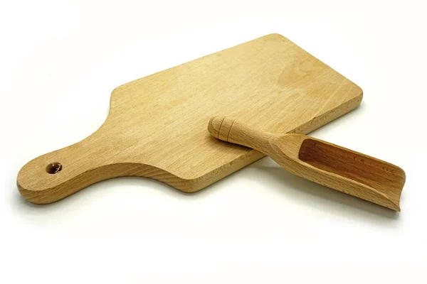 Drewniane naczynia kuchenne na białym tle. Deska do krojenia i miarka. — Zdjęcie stockowe
