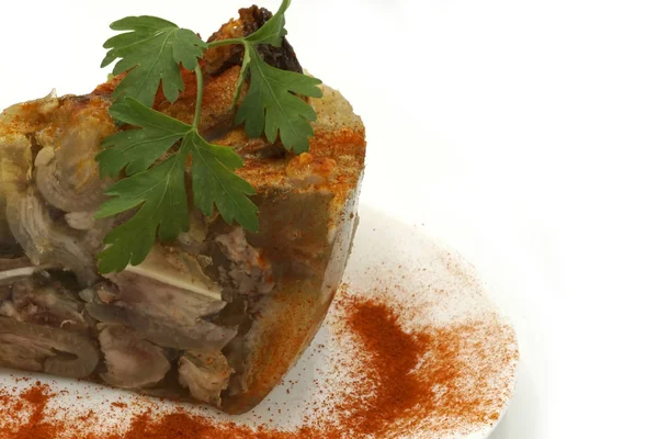 Romanya 'nın geleneksel ev yapımı domuz pastırması reçeli tabağı Piftie. Paprika ve taze maydanozla servis edilen domuz etinden yapılmış jöleli domuz eti.. — Stok fotoğraf