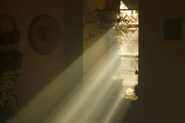 Paprsky Světla Okna Starém Venkovském Domě Nebeské Světlo Šerém Starém Royalty Free Stock Fotografie