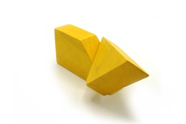 Tahtadan yapılmış çarpık renkli yapı taşları. Eğitici oyuncak ve mantıklı bulmaca. Soyut hareketli yapı.