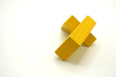 Tahtadan yapılmış çarpık renkli yapı taşları. Eğitici oyuncak ve mantıklı bulmaca. Soyut hareketli yapı.