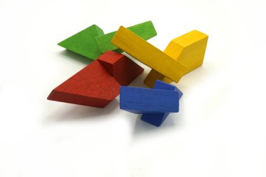 Tahtadan yapılmış çarpık renkli yapı taşları. Eğitici oyuncak ve mantıklı bulmaca. Soyut hareketli yapı.