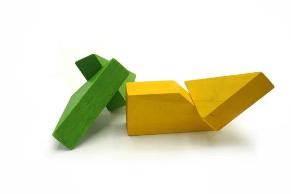 Скручені барвисті будівельні блоки з дерева. Освітня іграшка та логічна головоломка. Абстрактна мобільна структура . — стокове фото