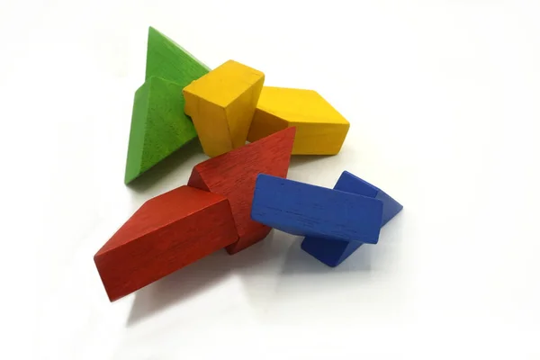 用木头做的五彩斑斓的砖块.教育玩具和逻辑难题。摘要移动式结构. — 图库照片