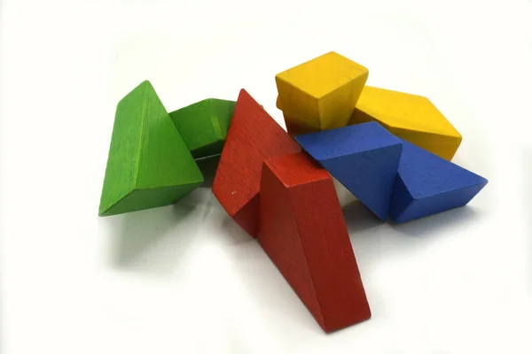 Скручені барвисті будівельні блоки з дерева. Освітня іграшка та логічна головоломка. Абстрактна мобільна структура . — стокове фото