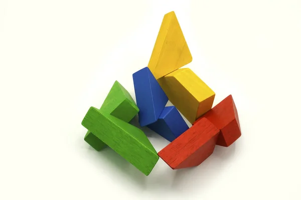 Bloques de construcción de colores retorcidos de madera. Juguete educativo y rompecabezas lógico. Estructura móvil abstracta . — Foto de Stock