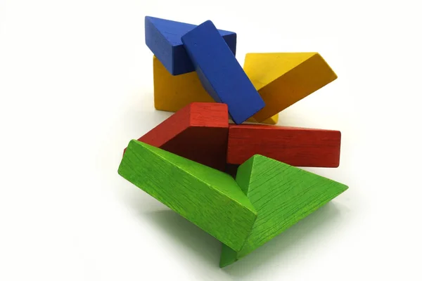 Bloques de construcción de colores retorcidos de madera. Juguete educativo y rompecabezas lógico. Estructura móvil abstracta . —  Fotos de Stock