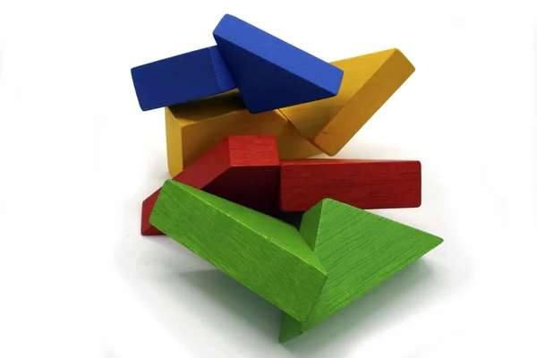 Vridna färgglada byggstenar av trä. Leksak och logiskt pussel. Abstrakt rörlig struktur. Stockbild