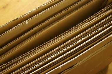 Kahverengi yuvarlak karton çarşaflar istiflenmiş. Paketleme malzemesi.