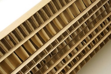 Kırılgan paketleri doldurmak için kullanılan kahverengi karton çarşaflar. Çeşitli görünümlerde çift katlı kıvrımlı karton.