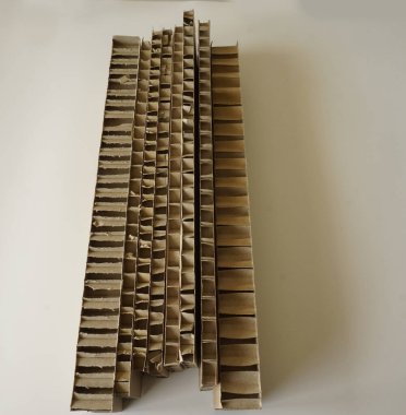 Kırılgan paketleri doldurmak için kullanılan kahverengi karton çarşaflar. Çeşitli görünümlerde çift katlı kıvrımlı karton.