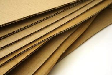 Kahverengi yuvarlak karton çarşaflar istiflenmiş. Paketleme malzemesi.
