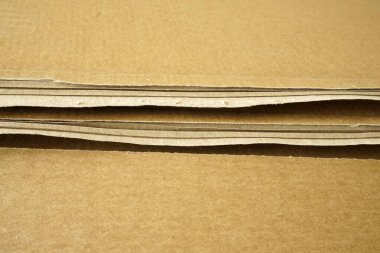 Kahverengi yuvarlak karton çarşaflar istiflenmiş. Paketleme malzemesi.