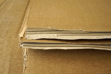 Kahverengi yuvarlak karton çarşaflar istiflenmiş. Paketleme malzemesi.