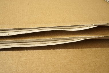 Kahverengi yuvarlak karton çarşaflar istiflenmiş. Paketleme malzemesi.