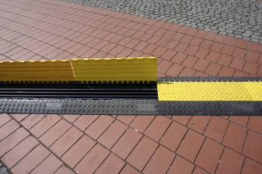 Olay yeri veya açık hava olayları için güvenlik kauçuk kablo koruması.