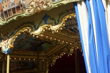 Lunaparktaki geleneksel Venedik atlıkarıncalarının detayları. Atlıkarınca, geleneksel panayır gezisi..