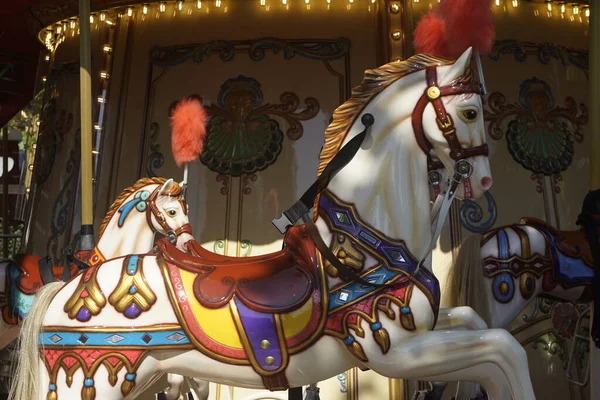 Vintage karusell med hästar på nöjesfält. Venetiansk karusell med vackra, levande färgade hästar. — Stockfoto