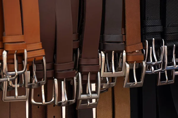 Kožené pánské pásy s přezkami na prodej. Stock Fotografie