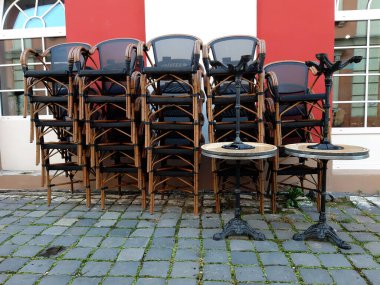 Kapalı bir restoranın sandalyeleri..