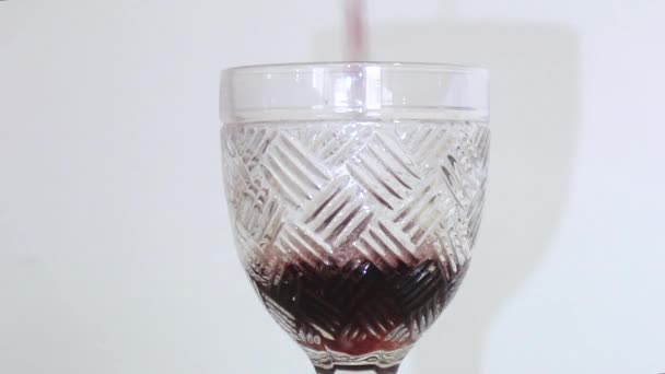 Kırmızı Şarabın Döküldüğü Bardağın Ortasından — Stok video