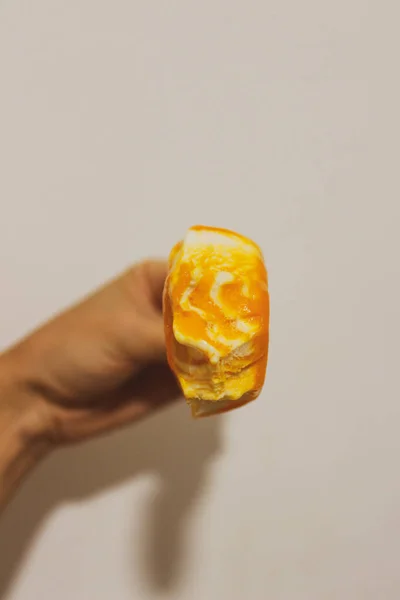 Мороженое Джемом Манго Внутри — стоковое фото