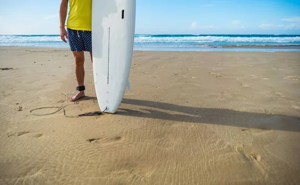 Surfista Con Una Tabla Surf Costa Mediterránea — Foto de Stock