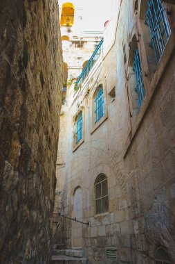 İsrail 'in Kudüs şehrinin dar sokakları ve yüksek duvarları