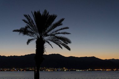 Eilat 'ta gün doğumunda bir avuç.