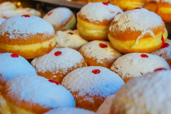 以色列耶路撒冷市场上的光明节甜甜圈 — 图库照片