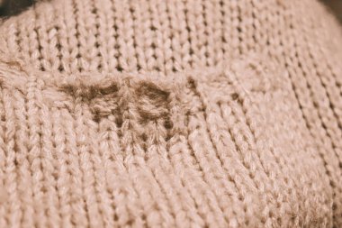 Yünlü örgü bluz kolu.