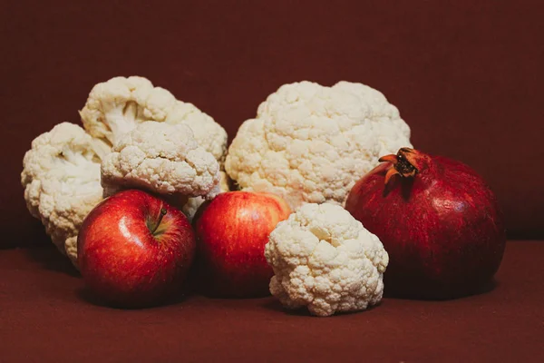 Natureza Morta Com Legumes Frutas Flores Vermelhas — Fotografia de Stock