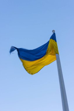 Ukrayna bayrağı mavi gökyüzü