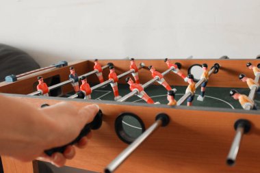 Kızlar masa futbolu oynuyor.