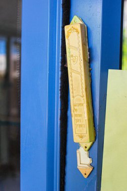 Mezuzah bir Yahudi evinde olması gereken bir eşya.