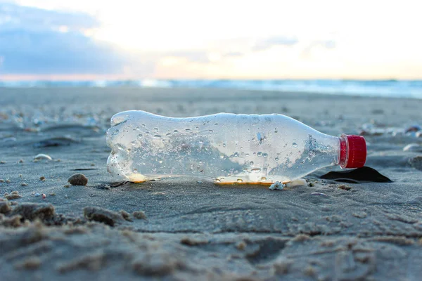 塑料瓶在地中海沿岸 — 图库照片