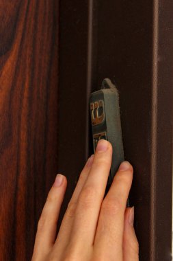 İsrail 'de Mezuzah' ta bir kızın eli