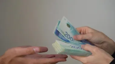 Bir adam başka bir adama para verir, İsrail şekelleri