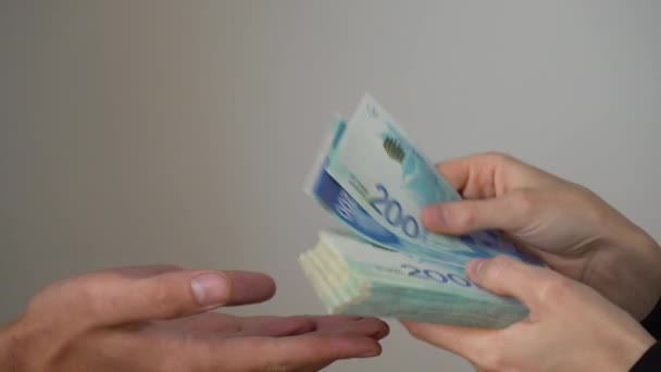 Een Man Geeft Een Andere Man Geld Israëlische Sikkels — Stockvideo