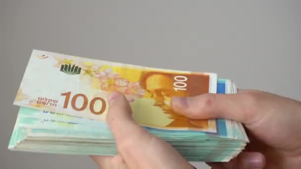 Adam Banknotların Yeni Srail Şekelleri Olduğuna Inanıyor — Stok video