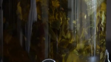 Çay demlikte demlenir.