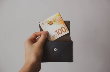 Cüzdanında 100 şekel var.