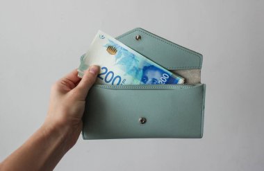 Adamın biri cüzdanına 200 NIS 'lik banknot koymuş.